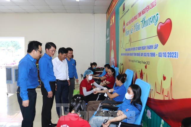 Thanh niên hiến máu tình nguyện, quyên góp ủng hộ trường học thiệt hại do lũ ảnh 11