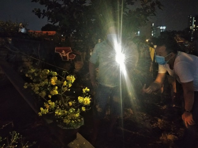 Đêm giao thừa người TPHCM soi đèn mua hoa Tết giải cứu nông dân ảnh 6