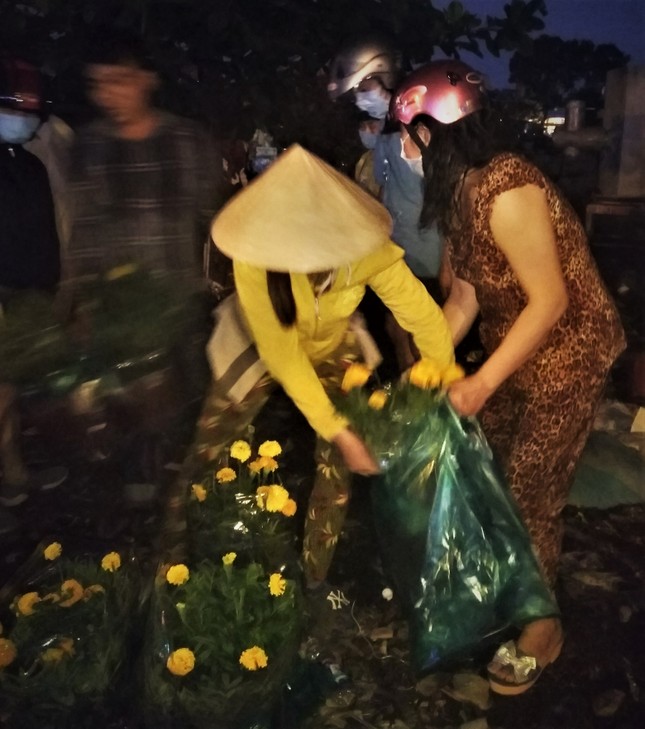 Đêm giao thừa người TPHCM soi đèn mua hoa Tết giải cứu nông dân ảnh 9