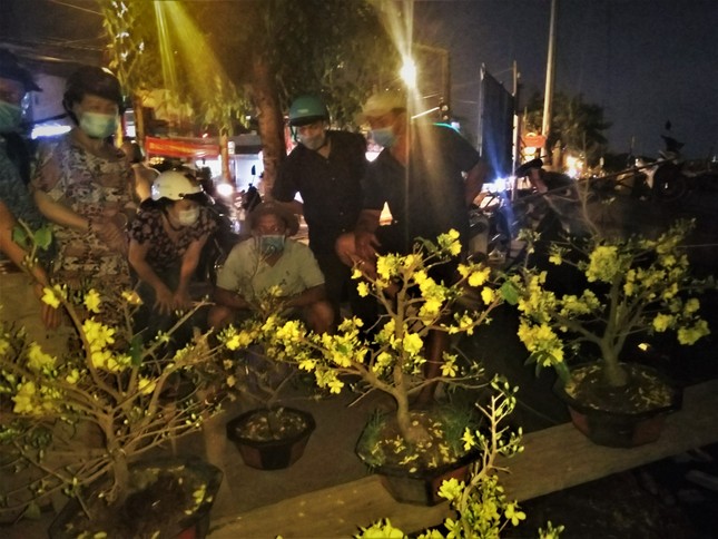 Đêm giao thừa người TPHCM soi đèn mua hoa Tết giải cứu nông dân ảnh 7