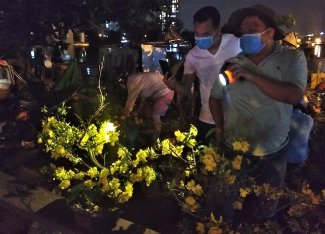 Đêm giao thừa người TPHCM soi đèn mua hoa Tết giải cứu nông dân ảnh 2