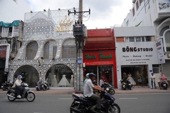 Cảnh đìu hiu tại phố ảnh cưới nổi tiếng ở TPHCM, nhiều tiệm tung 'bom tấn' khuyến mãi vẫn ế ẩm ảnh 1