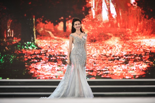 Thí sinh HHVN 2016 lộng lẫy trong trang phục dạ hội ảnh 9