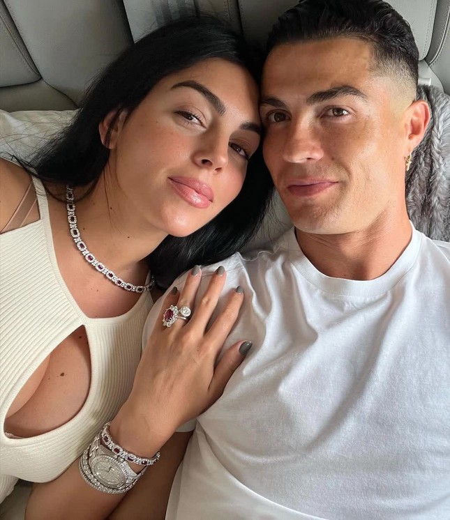 Cristiano Ronaldo is suspected of Ƅeing Ƅored with his girlfriend Photo 1