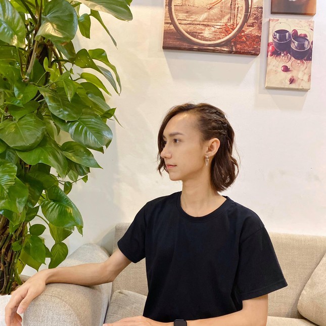Lynk Lee “khoe vai trần quyến rũ” khiến fan không biết gọi là anh hay chị? ảnh 1