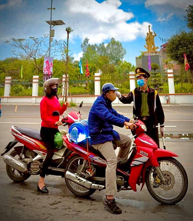 Lộ ảnh chụp khi đang làm nhiệm vụ, chàng công an điển trai khiến dân mạng “truy lùng” info ảnh 1