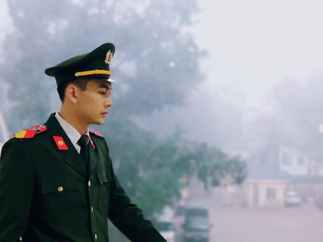Tham gia Chúng tôi là chiến sĩ, chàng cảnh vệ gây thương nhớ với ngoại hình cực điển trai ảnh 1