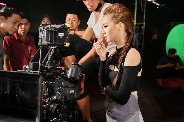 Amee xinh lung linh, “sống ảo” mọi lúc trong hậu trường MV “Yêu thì yêu không yêu thì yêu“ ảnh 4
