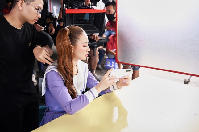 Amee xinh lung linh, “sống ảo” mọi lúc trong hậu trường MV “Yêu thì yêu không yêu thì yêu“ ảnh 5
