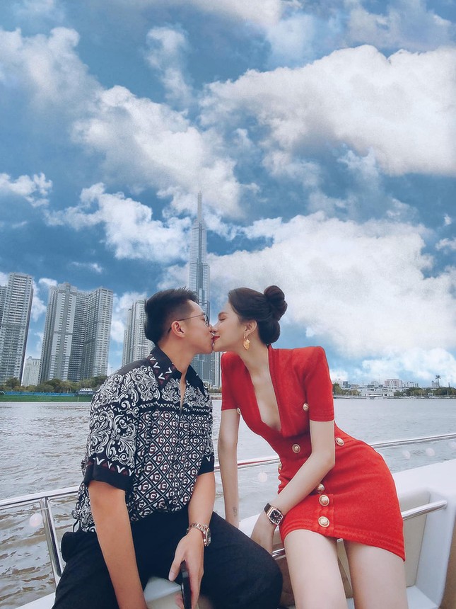 Hương Giang “tình tứ” trên du thuyền cùng bạn trai; Phạm Hương “đẫy đà” vì nghỉ dịch ảnh 12