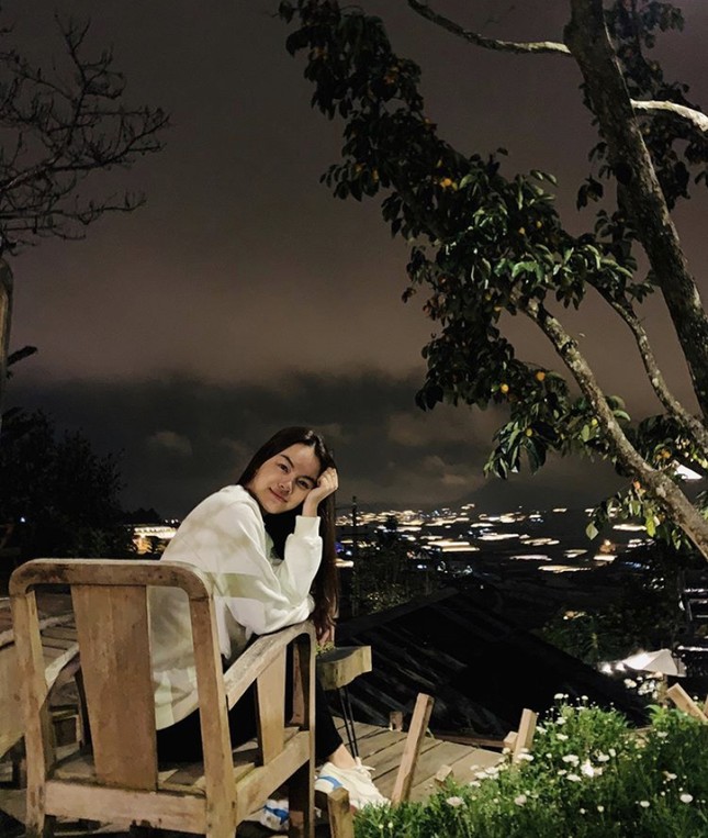 Hương Giang “tình tứ” trên du thuyền cùng bạn trai; Phạm Hương “đẫy đà” vì nghỉ dịch ảnh 7