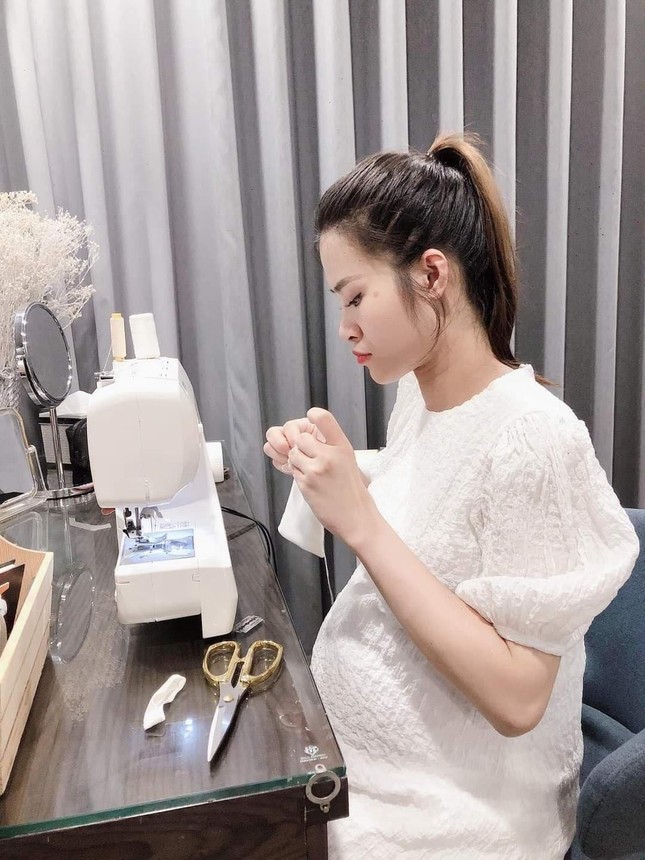 Đông Nhi tự tay may đồ cho con; Hồng Đăng diện đồ khoe hình như tài tử xứ Hàn ảnh 11