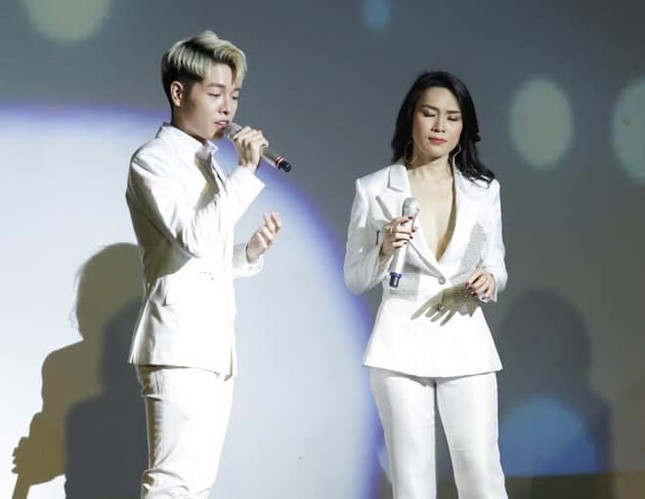 Đông Nhi khoe ảnh cùng ông xã và công chúa nhỏ; Diệu Nhi tươi rói bán xôi dù đã quá mệt ảnh 24