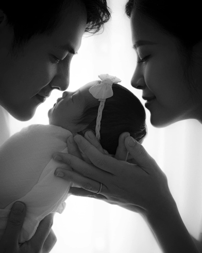 Đông Nhi khoe ảnh cùng ông xã và công chúa nhỏ; Diệu Nhi tươi rói bán xôi dù đã quá mệt ảnh 14