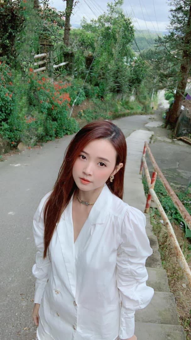 Đông Nhi khoe ảnh cùng ông xã và công chúa nhỏ; Diệu Nhi tươi rói bán xôi dù đã quá mệt ảnh 22