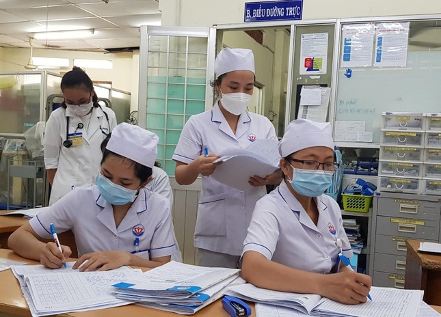 Thu nhập của nhân viên y tế chỉ đảm bảo một phần đời sống ảnh 1