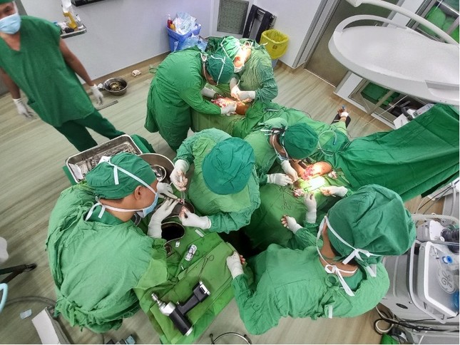 Người đàn ông bị máy cưa nghiền nát tay trái ảnh 1