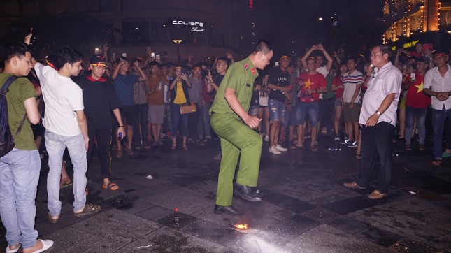 'Dẹp loạn' hàng rong, múa lửa tại phố đi bộ lớn nhất TPHCM ảnh 4