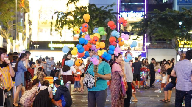 'Dẹp loạn' hàng rong, múa lửa tại phố đi bộ lớn nhất TPHCM ảnh 1