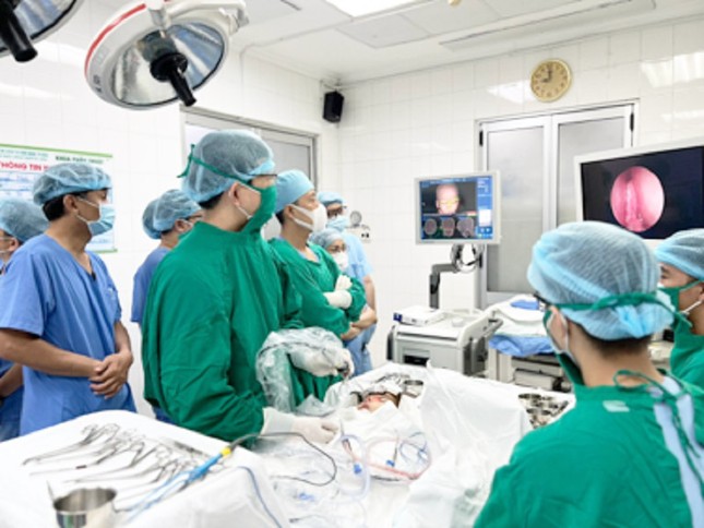 Bé trai 3 tuổi bị đâm thủng sàn sọ vì nghịch đũa ảnh 1