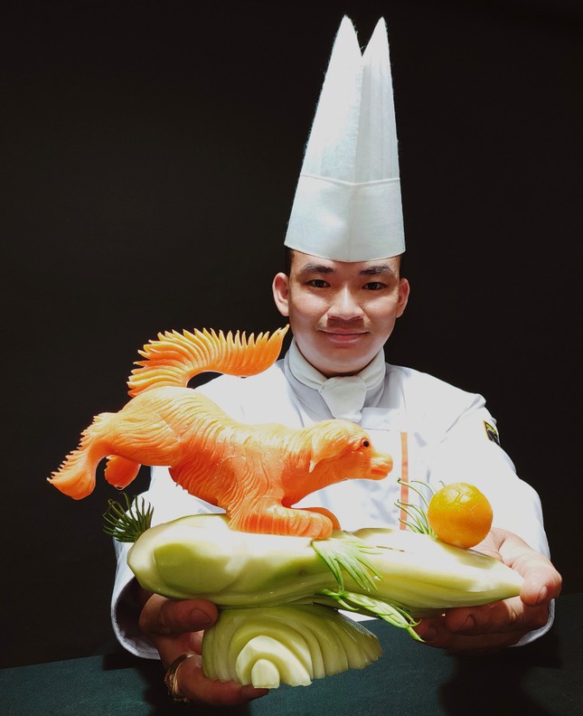 Chàng trai điêu khắc trên rau củ quả ảnh 1