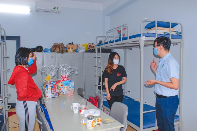 Thăm và tặng quà cho 16 sinh viên “mắc kẹt” tại KTX ĐH Lạc Hồng ảnh 1