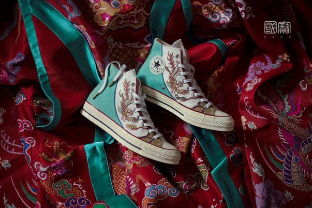 Chàng trai chuyên “make up” giày sneakers bằng họa tiết cung đình ảnh 2