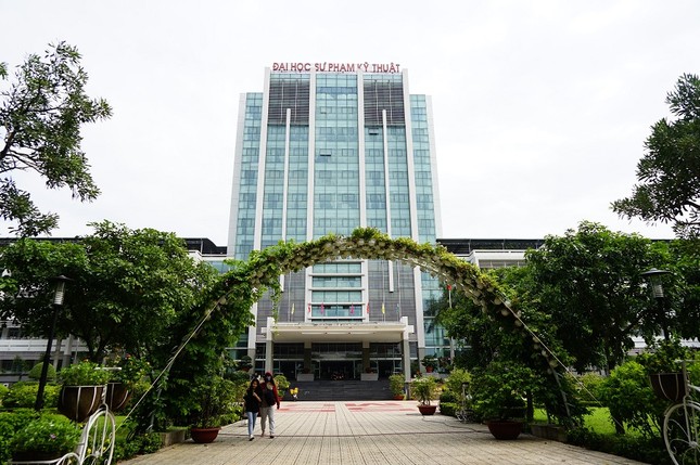 Trường ĐH Sư phạm Kỹ thuật TP. HCM tổ chức xe đón sinh viên ở tỉnh trở lại nhập học ảnh 1