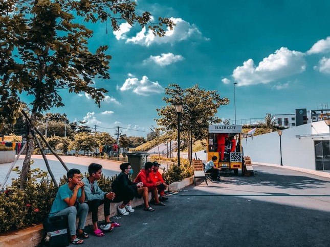 Xe cắt tóc cho sinh viên ở Làng Đại học ảnh 6
