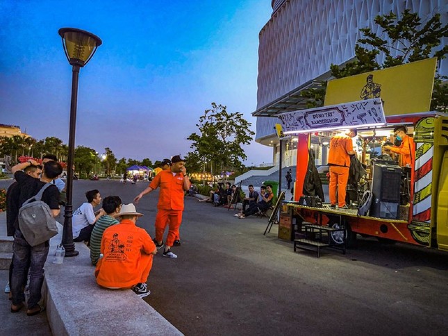 Xe cắt tóc cho sinh viên ở Làng Đại học ảnh 11
