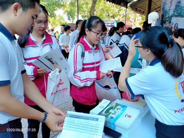 Nhiều trường đại học tăng chỉ tiêu xét tuyển cho thí sinh vùng bị ảnh hưởng dịch COVID-19 ảnh 2