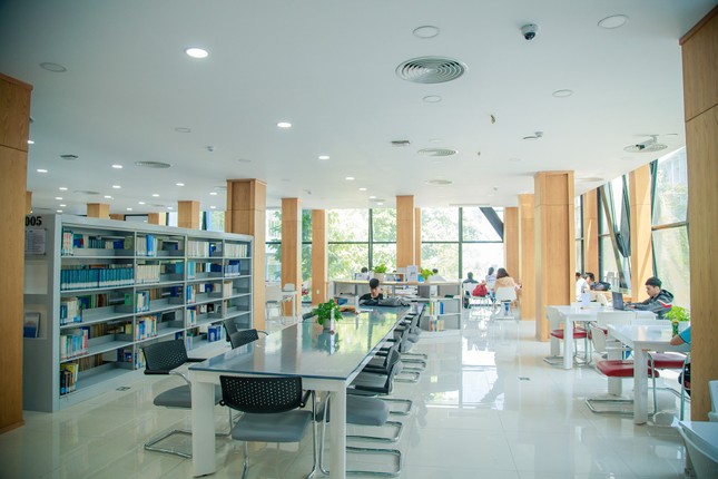 Thư viện “đẹp nhất Việt Nam” ở trường ĐH Công nghiệp Thực phẩm TP. HCM. ảnh 3