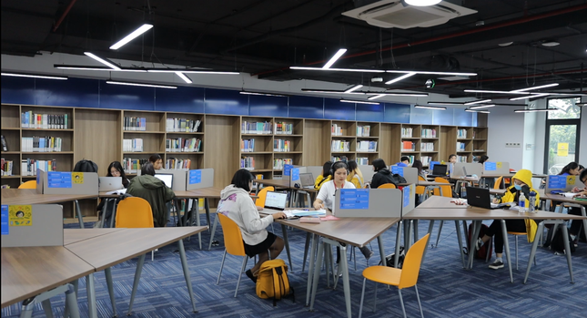 Sinh viên trường ĐH Kinh tế TP. HCM hào hứng với “thư viện số” kết nối với ĐH Harvard ảnh 2