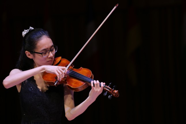 Nghệ sĩ violin Hoàng Hồ Khánh Vân: Tìm năng lượng tích cực từ âm nhạc cổ điển ảnh 2