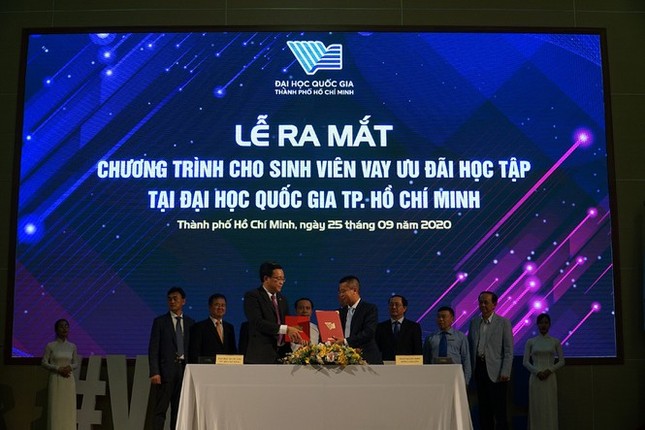 ĐHQG TP. HCM cho sinh viên vay vốn học tập gần 4 tỉ đồng ảnh 1