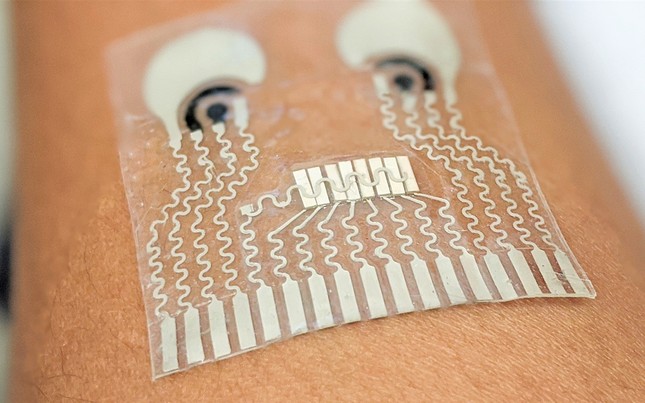 Miếng dán giúp đọc thông số trên cơ thể người ảnh 1