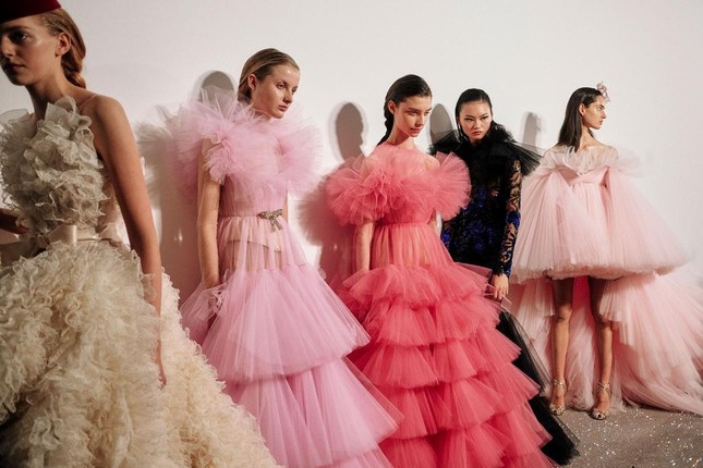 Haute Couture - cuộc chơi lỗ vốn của các nhà mốt, vậy mà khách muốn mua đôi khi không bán ảnh 1