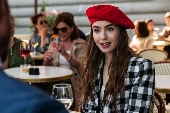Chuyên gia trang điểm tiết lộ bí mật tạo nên vẻ đẹp vạn người mê của “Emily In Paris“ ảnh 1