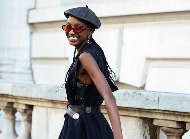 “Emily in Paris” khiến mũ beret hot trở lại, nhưng làm thế nào để đội thật thanh lịch? ảnh 5