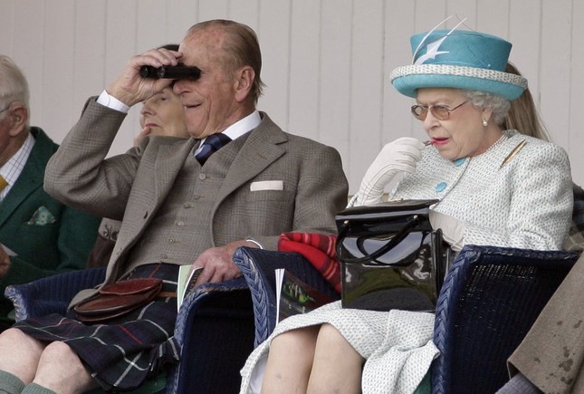 Bạn có muốn biết Nữ hoàng Anh Elizabeth II luôn mang theo những gì trong túi xách? ảnh 2