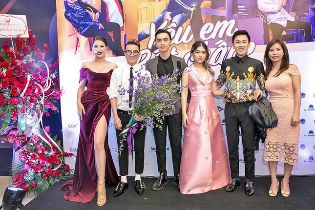 Trang Trần diện đầm trễ nải khoe vòng một hút mắt ảnh 6