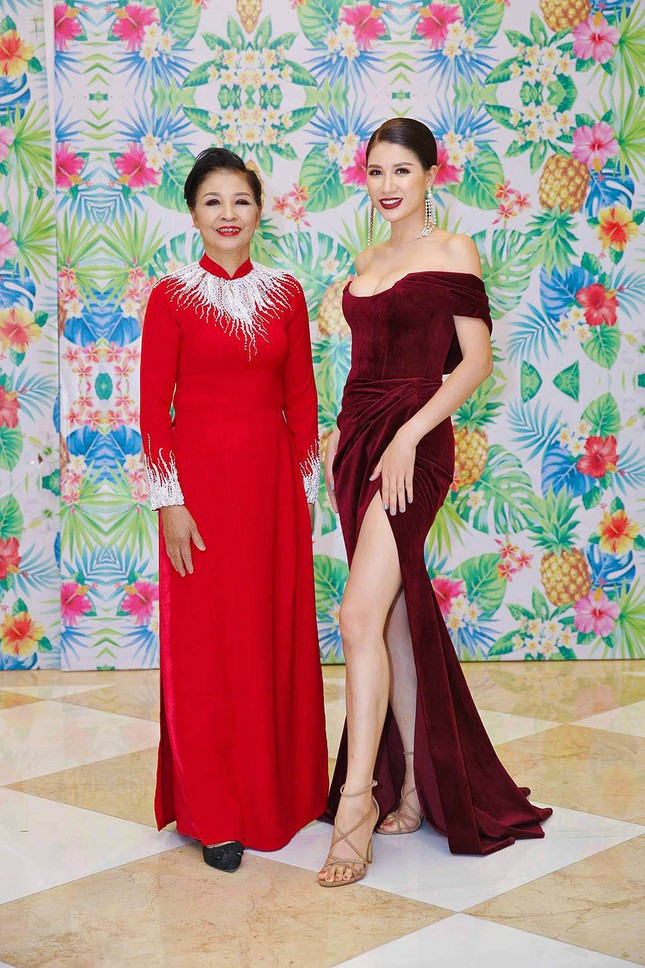 Trang Trần diện đầm trễ nải khoe vòng một hút mắt ảnh 3