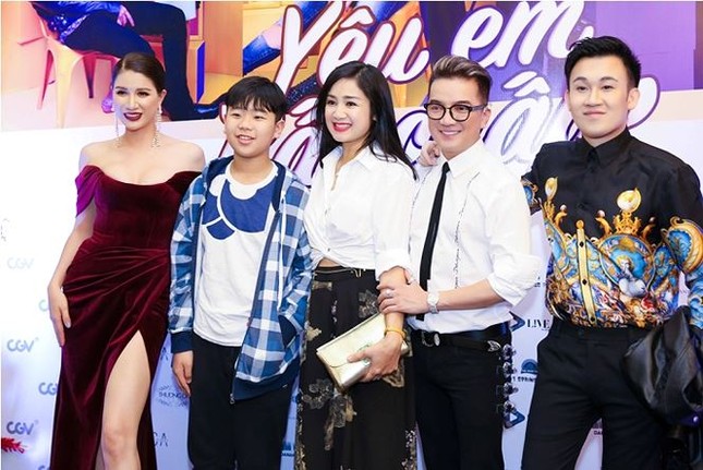 Trang Trần diện đầm trễ nải khoe vòng một hút mắt ảnh 5