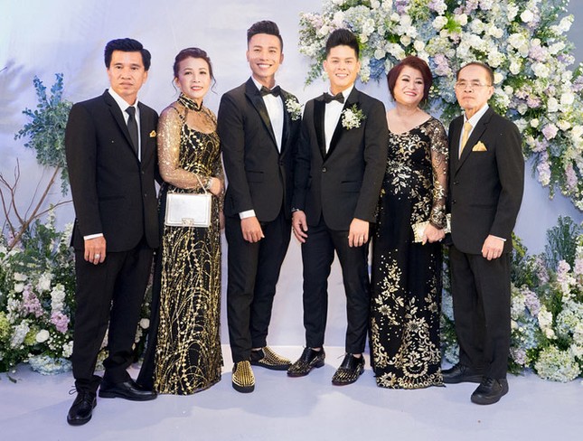 Johny Huy Trần và bạn đời đồng giới rơi nước mắt trong ngày cưới ảnh 1