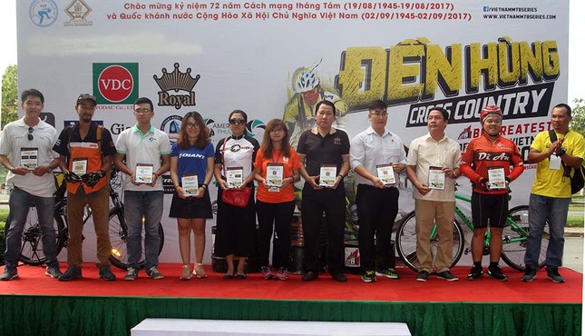 Sôi động giải xe đạp địa hình 'Đền Hùng cross country 2017' ảnh 1