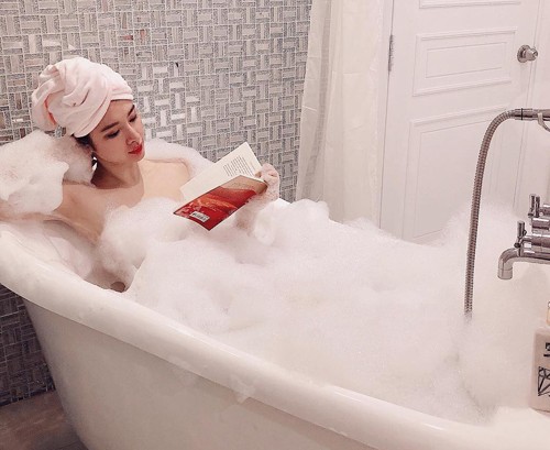 Angela Phương Trinh 'diễn sâu quá mức' khi nằm bồn tắm đọc sách ảnh 1