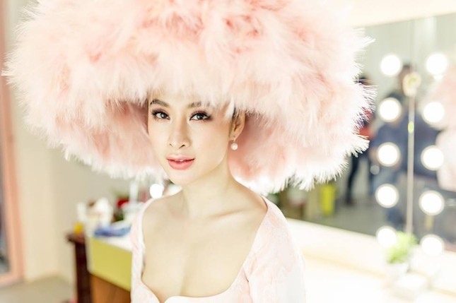 Vì đâu Angela Phương Trinh đội mũ như cái nồi, lấn át dàn sao Việt? ảnh 3
