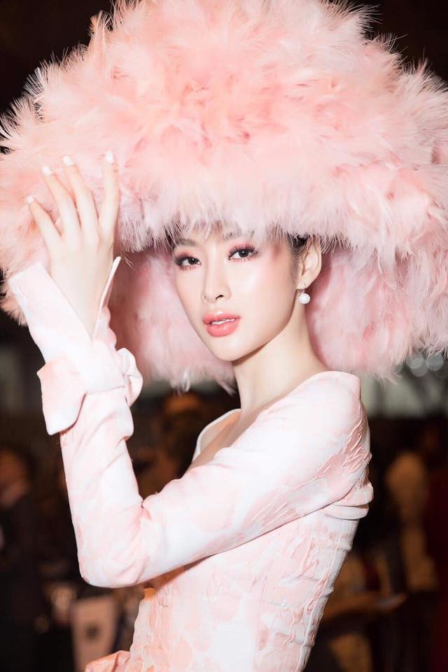 Vì đâu Angela Phương Trinh đội mũ như cái nồi, lấn át dàn sao Việt? ảnh 7