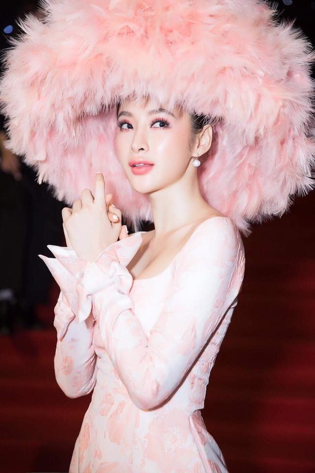 Vì đâu Angela Phương Trinh đội mũ như cái nồi, lấn át dàn sao Việt? ảnh 8