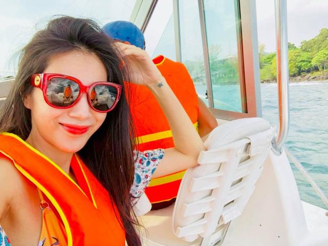 Thủy Tiên đăng ảnh đi du lịch bằng du thuyền cùng Công Vinh ảnh 2